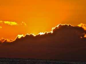 雲に隠れる太陽