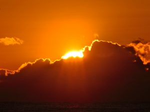 雲の上から顔を出す太陽