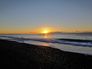 朝焼けに照らされる海岸