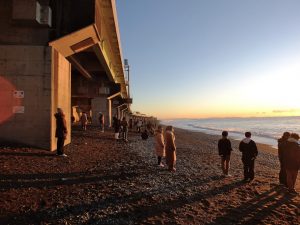 朝焼けに照らされる、西湘バイパスと海岸