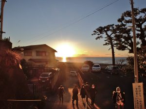 海岸沿いの道路に続く階段（夜明けに撮影）